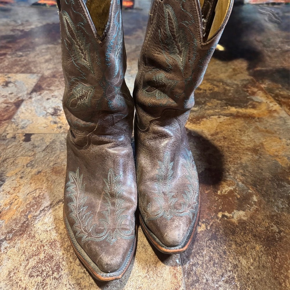 Size 9 women’s Justin Boots